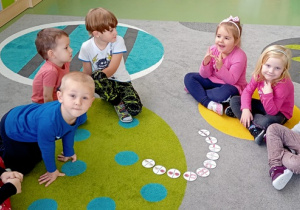 Dzieci układają obrazkowe domino 2